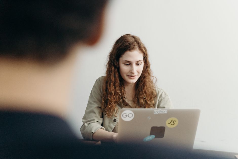 Teilnehmerinnen und Teilnehmer lernen Programmieren in einem Kursraum